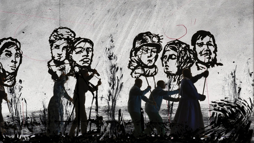William Kentridge - More Sweetly Play the Dance, 2015 videostill (video projectie op 8 schermen, kleur, geluid) 1