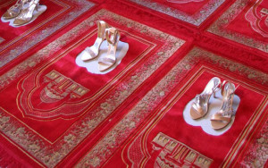 zoulikha-bouabdellah-silence-rouge-prayer-mat-stilettos-2009